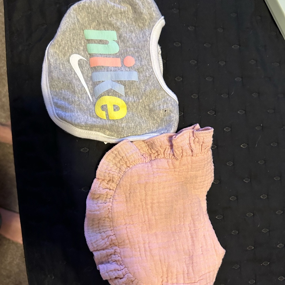 Nike Kids' Gray and Pink Bib Set